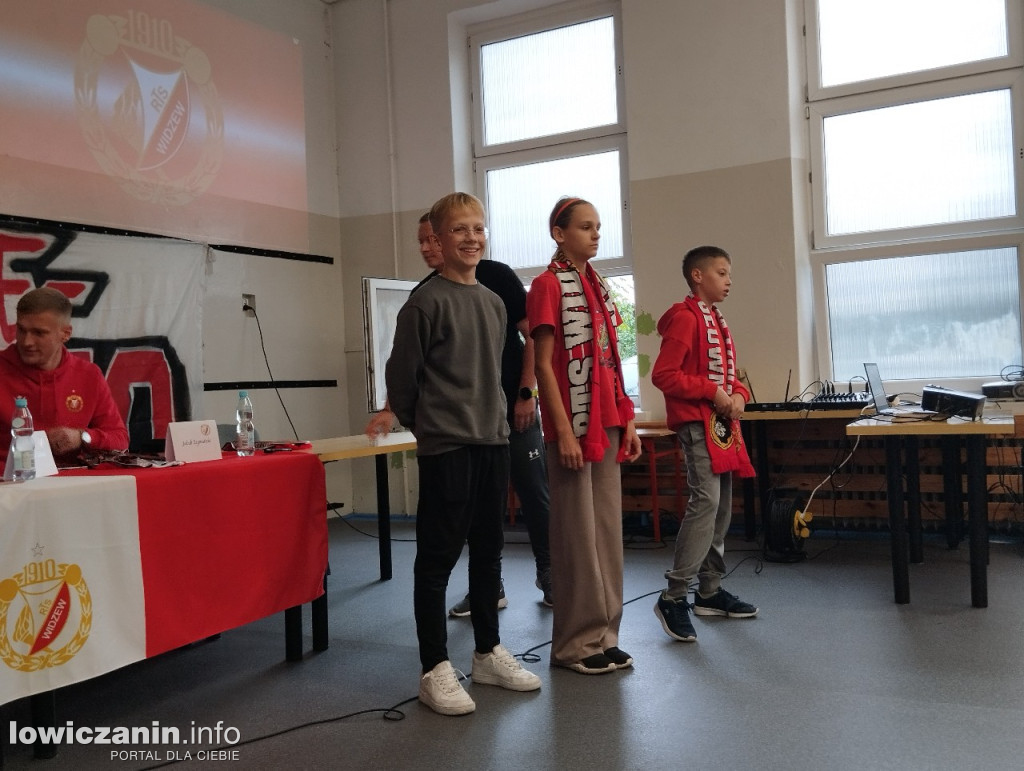 Głowno. Spotkanie piłkarzy Widzewa z uczniami SP 1