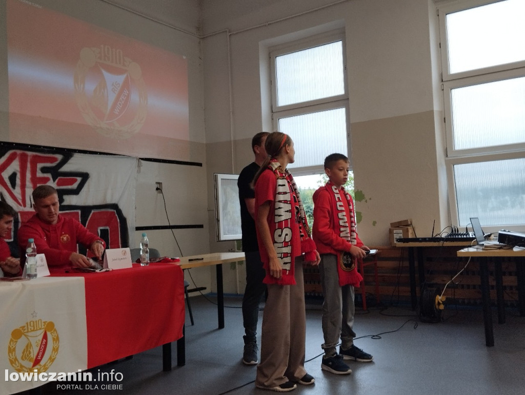 Głowno. Spotkanie piłkarzy Widzewa z uczniami SP 1