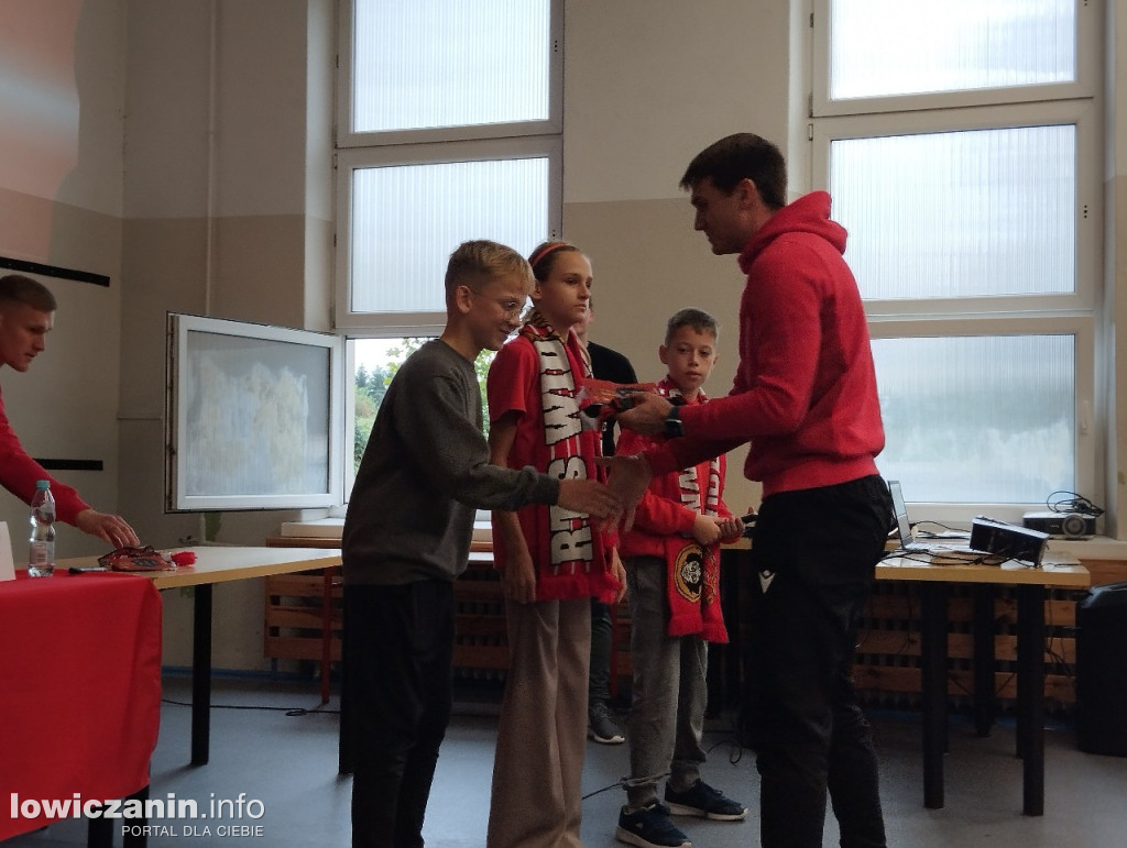 Głowno. Spotkanie piłkarzy Widzewa z uczniami SP 1