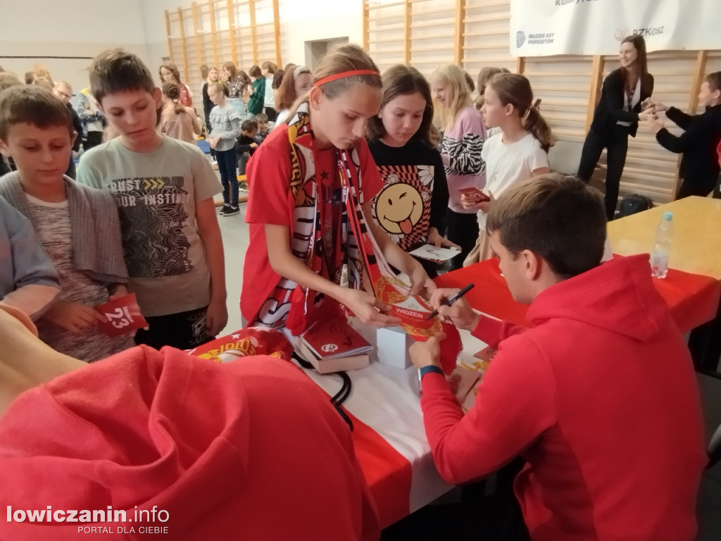 Głowno. Spotkanie piłkarzy Widzewa z uczniami SP 1