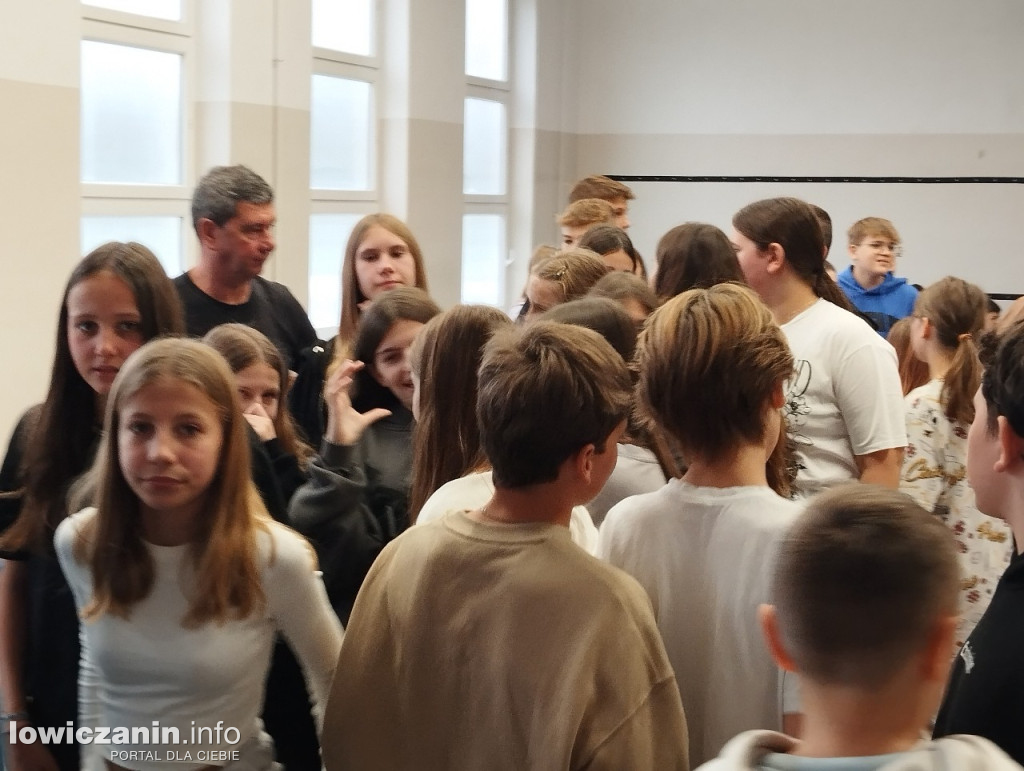 Głowno. Spotkanie piłkarzy Widzewa z uczniami SP 1