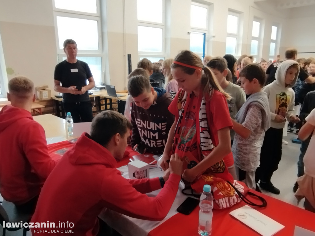 Głowno. Spotkanie piłkarzy Widzewa z uczniami SP 1