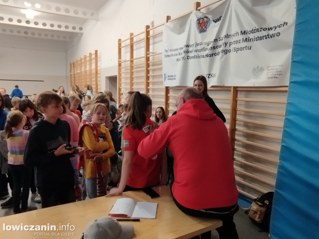 Głowno. Spotkanie piłkarzy Widzewa z uczniami SP 1