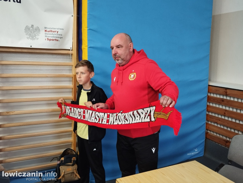 Głowno. Spotkanie piłkarzy Widzewa z uczniami SP 1