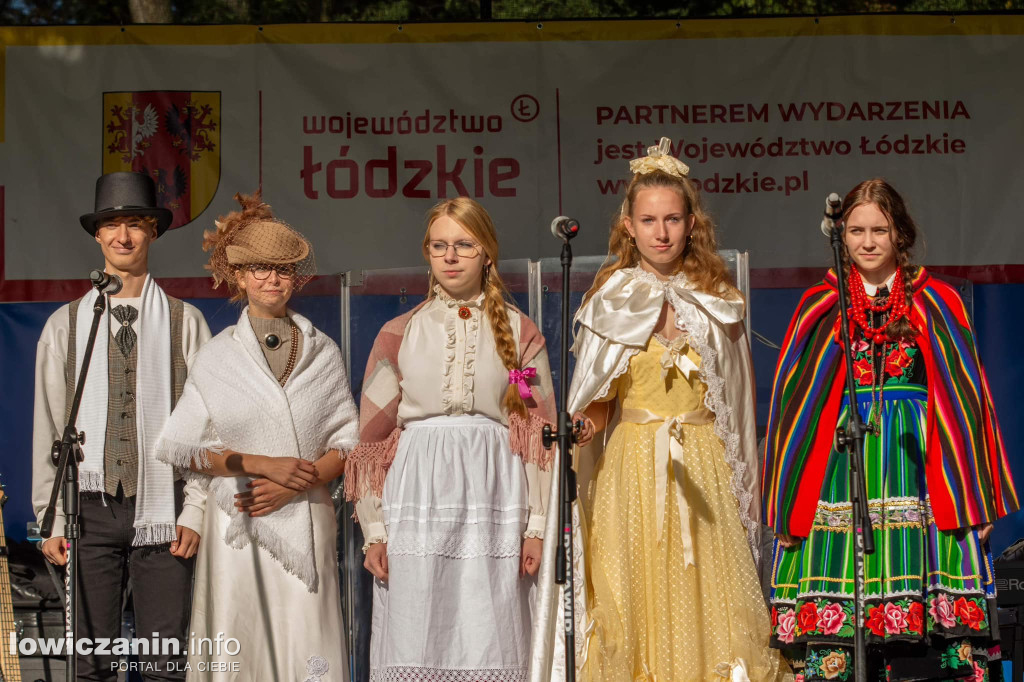  Młodzież z ZSP nr 3 w Łowiczu w pięknych strojach na pikniku w Boczkach