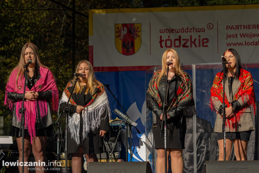  Młodzież z ZSP nr 3 w Łowiczu w pięknych strojach na pikniku w Boczkach