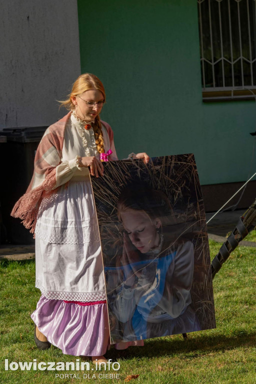  Młodzież z ZSP nr 3 w Łowiczu w pięknych strojach na pikniku w Boczkach