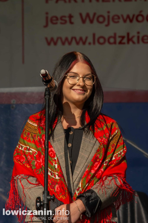  Młodzież z ZSP nr 3 w Łowiczu w pięknych strojach na pikniku w Boczkach