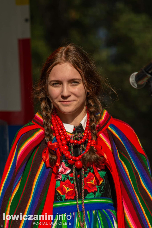  Młodzież z ZSP nr 3 w Łowiczu w pięknych strojach na pikniku w Boczkach