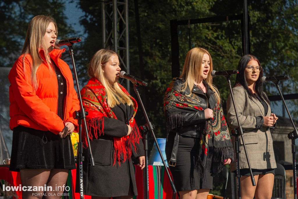  Młodzież z ZSP nr 3 w Łowiczu w pięknych strojach na pikniku w Boczkach