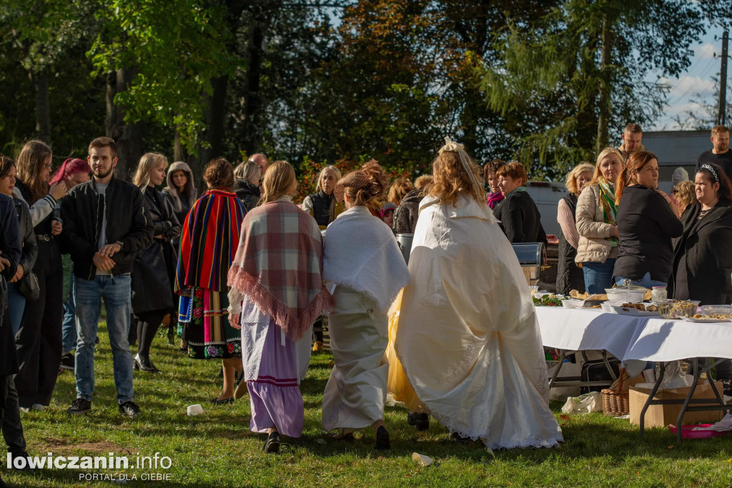  Młodzież z ZSP nr 3 w Łowiczu w pięknych strojach na pikniku w Boczkach