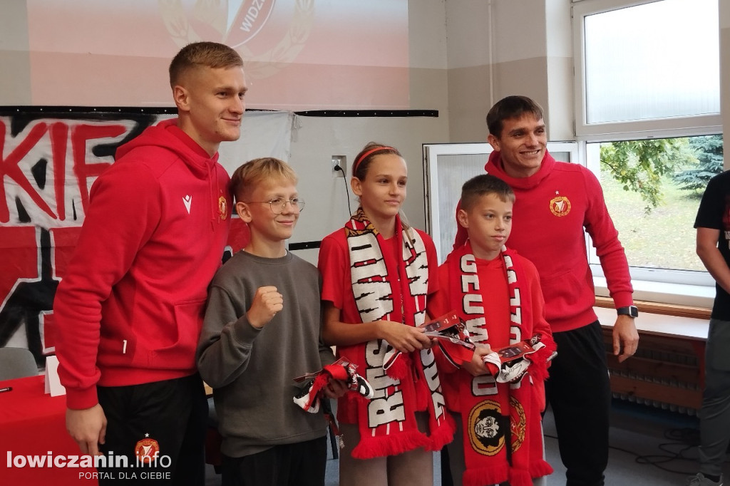 Głowno. Spotkanie piłkarzy Widzewa z uczniami SP 1