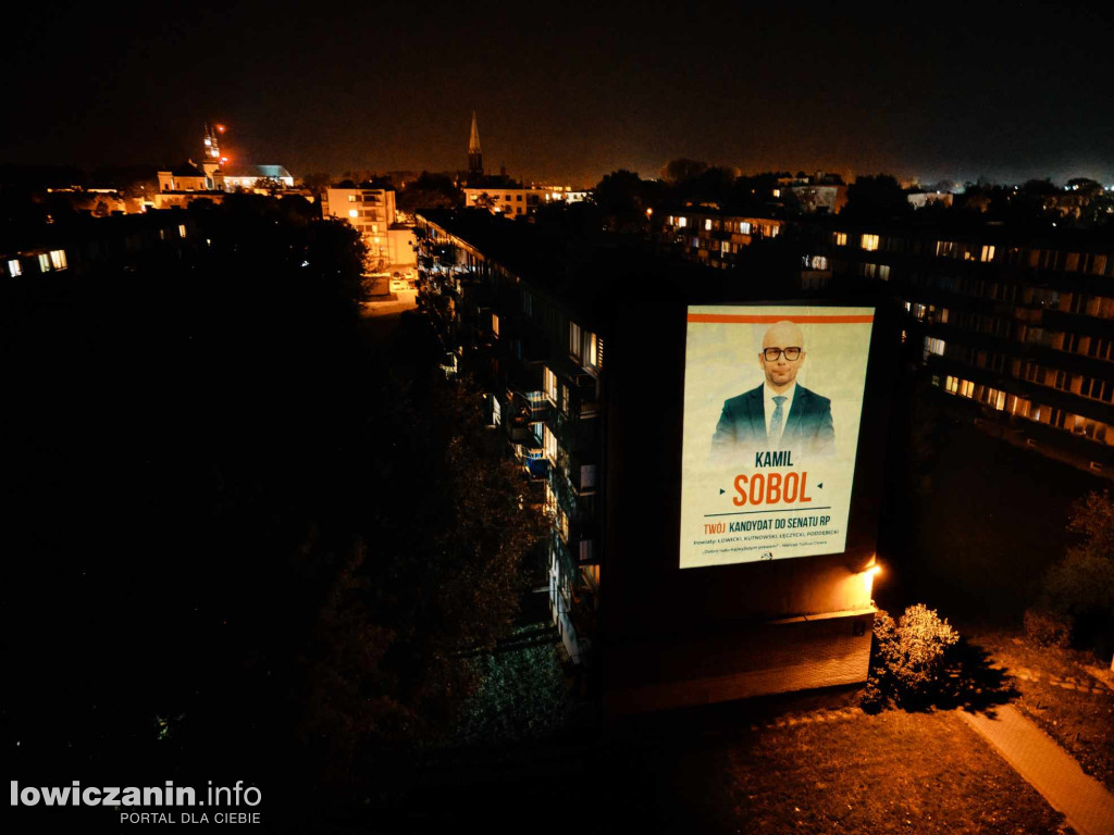 Baner wyborczy wyświetlony na bloku w Łowiczu
