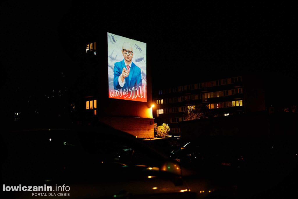 Baner wyborczy wyświetlony na bloku w Łowiczu