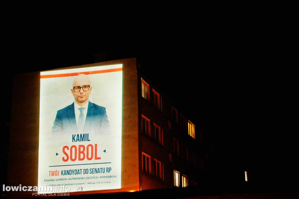 Baner wyborczy wyświetlony na bloku w Łowiczu