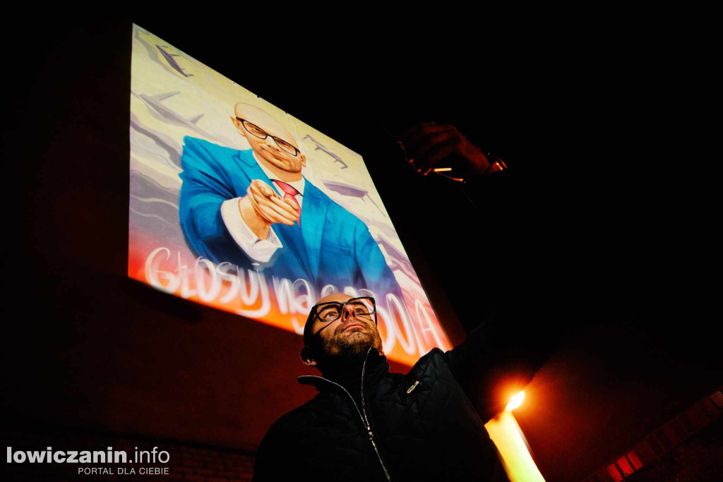 Baner wyborczy wyświetlony na bloku w Łowiczu