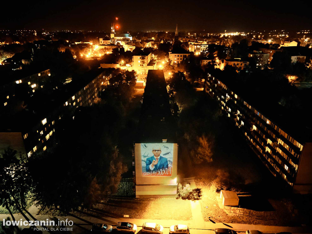 Baner wyborczy wyświetlony na bloku w Łowiczu