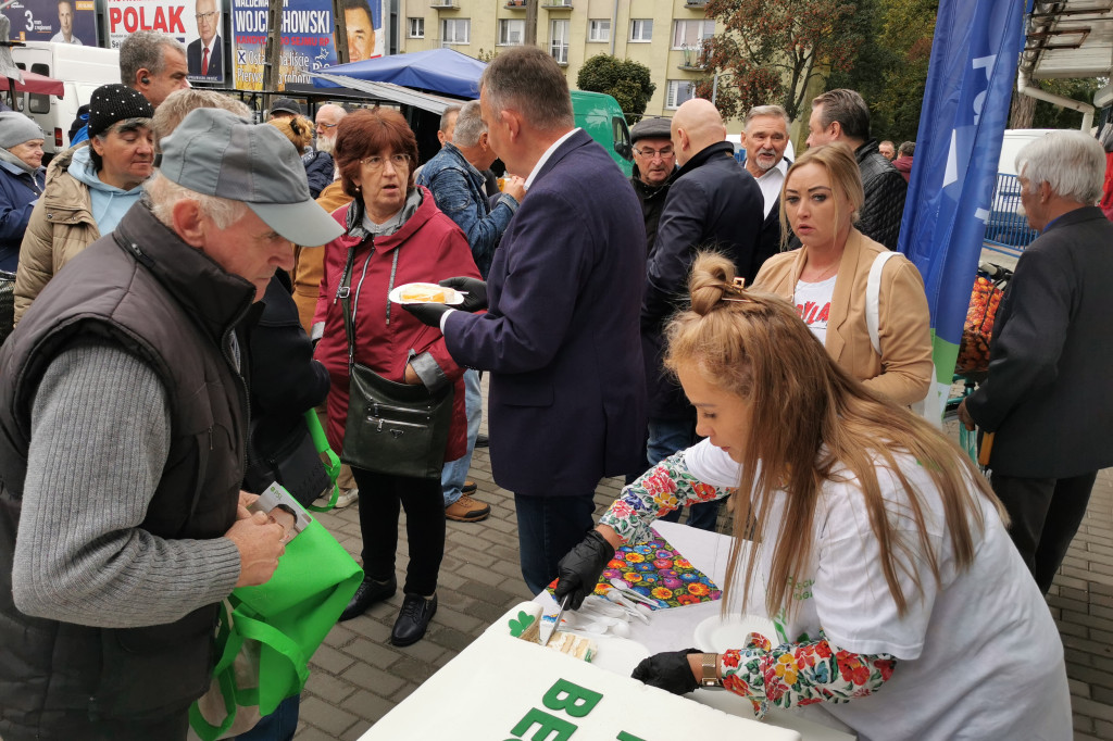 Paweł Bejda częstował tortem