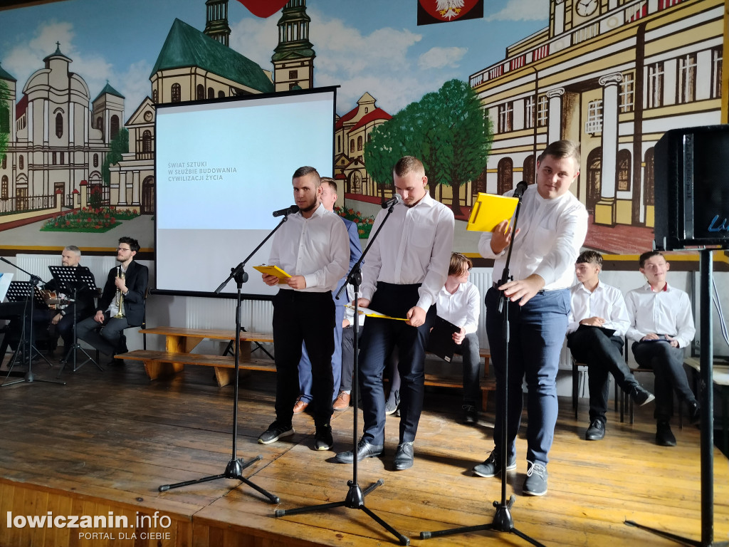 Dzień Papieski i Dzień Edukacji Narodowej w ZST nr 1