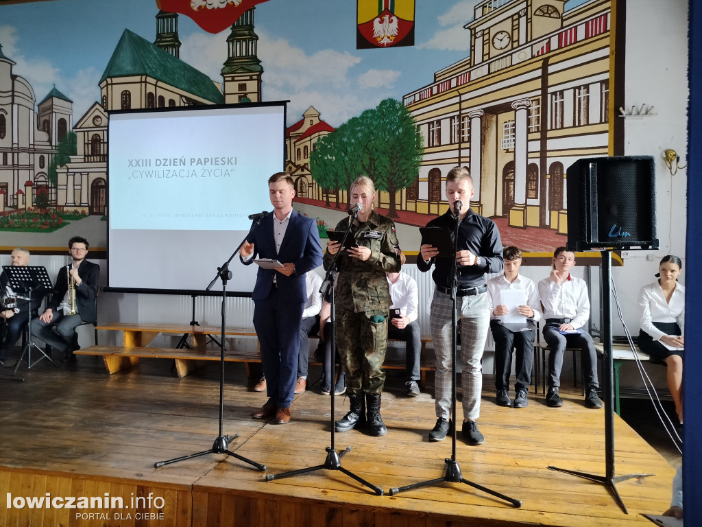 Dzień Papieski i Dzień Edukacji Narodowej w ZST nr 1