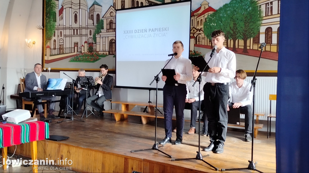 Dzień Papieski i Dzień Edukacji Narodowej w ZST nr 1
