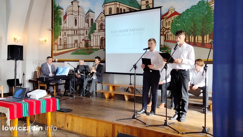 Dzień Papieski i Dzień Edukacji Narodowej w ZST nr 1