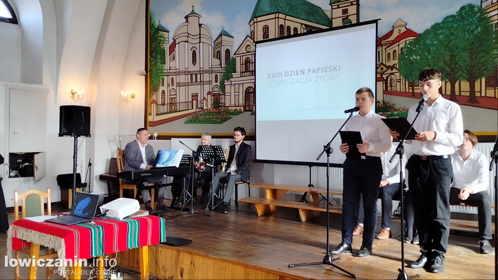 Dzień Papieski i Dzień Edukacji Narodowej w ZST nr 1