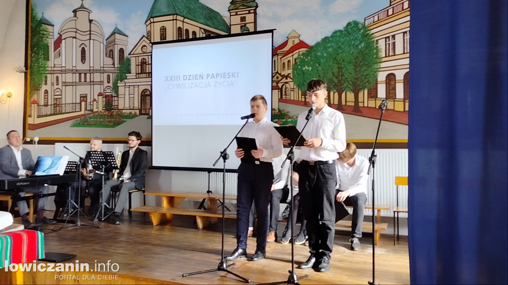 Dzień Papieski i Dzień Edukacji Narodowej w ZST nr 1