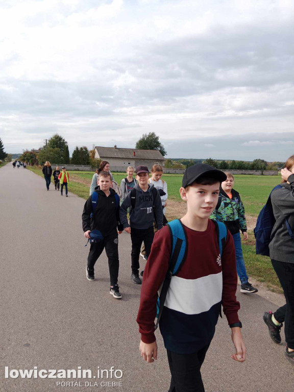 Uczniowie SP w Mastkach na pieszym rajdzie