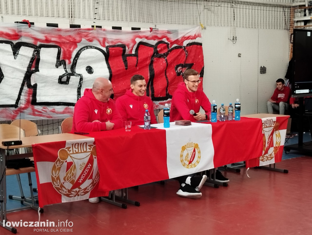 Spotkanie piłkarzy Widzewa z uczniami SP 7