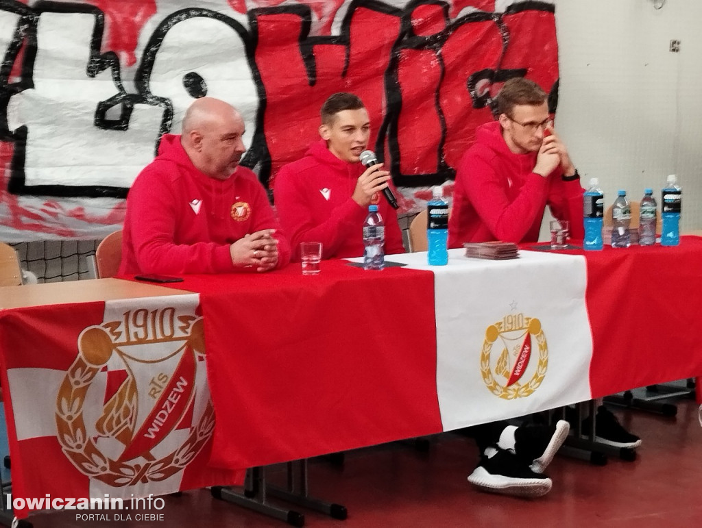 Spotkanie piłkarzy Widzewa z uczniami SP 7