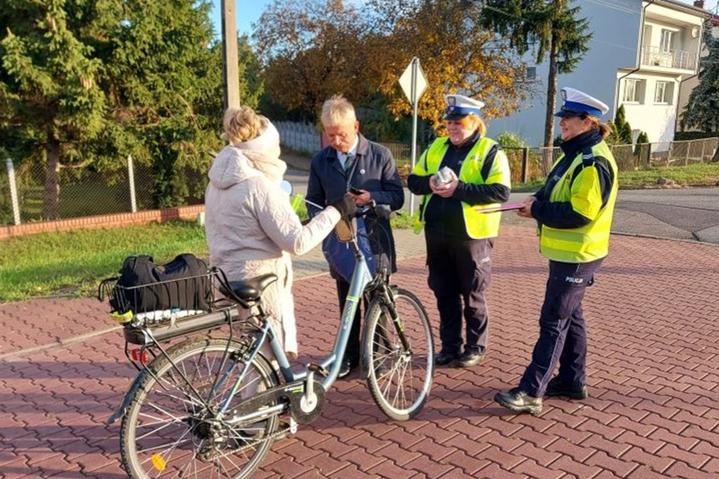 Łowiccy policjanci i burmistrz rozdawali odblaski