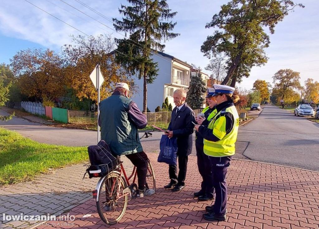 Łowiccy policjanci i burmistrz rozdawali odblaski