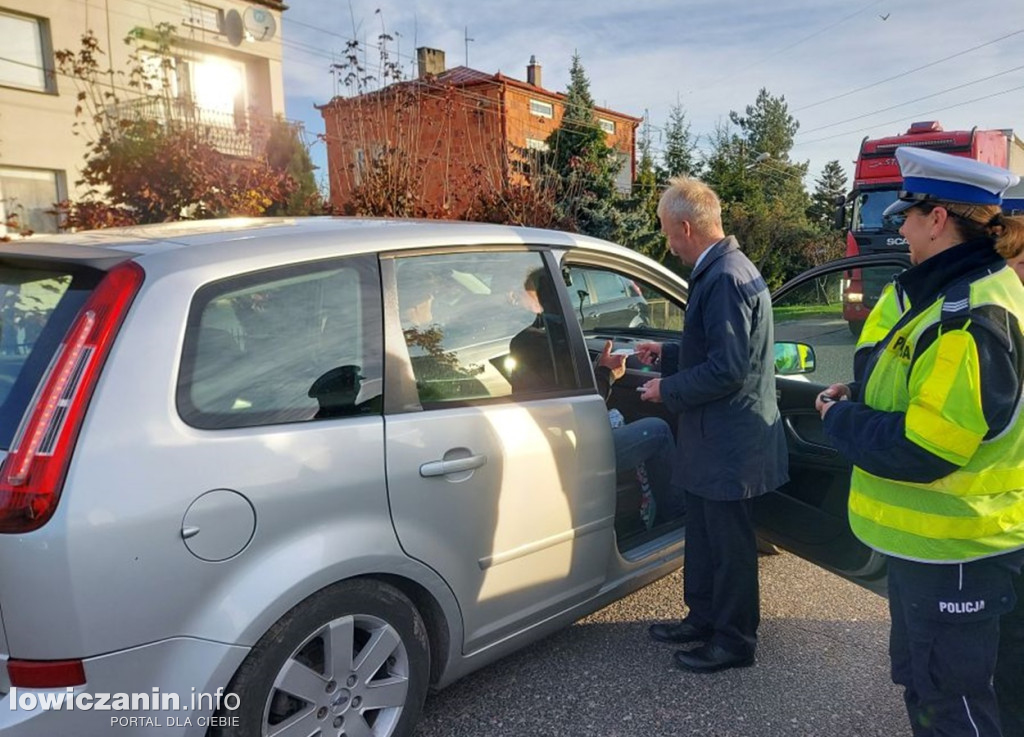 Łowiccy policjanci i burmistrz rozdawali odblaski