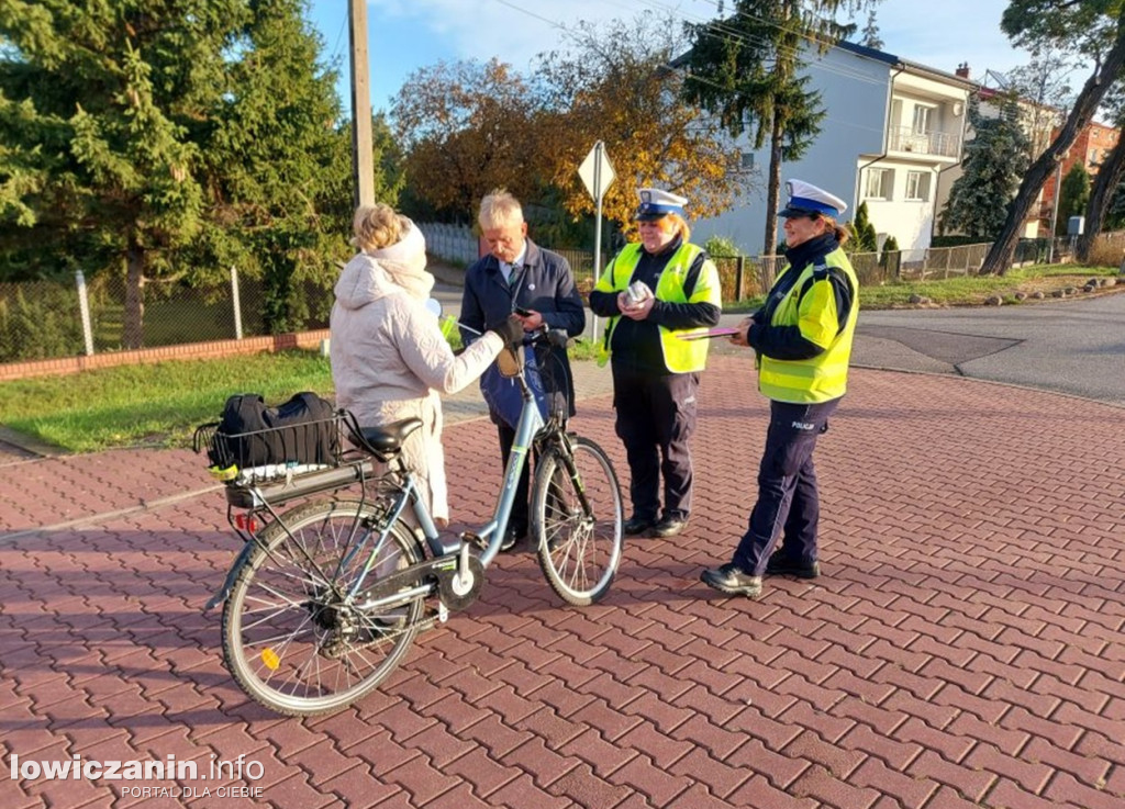 Łowiccy policjanci i burmistrz rozdawali odblaski