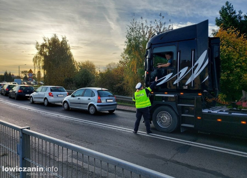 Łowiccy policjanci i burmistrz rozdawali odblaski