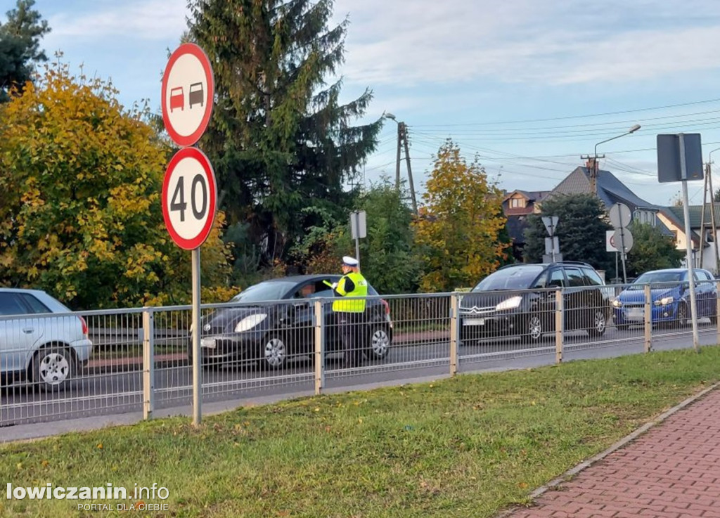 Łowiccy policjanci i burmistrz rozdawali odblaski