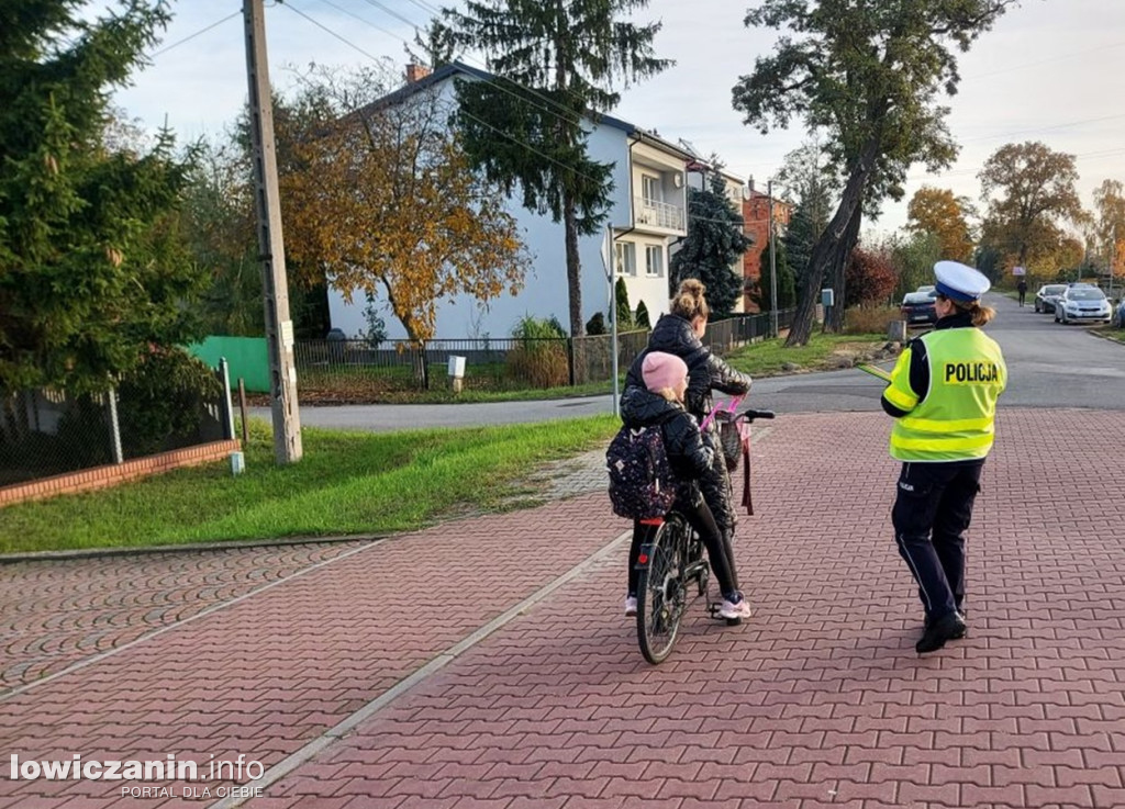 Łowiccy policjanci i burmistrz rozdawali odblaski