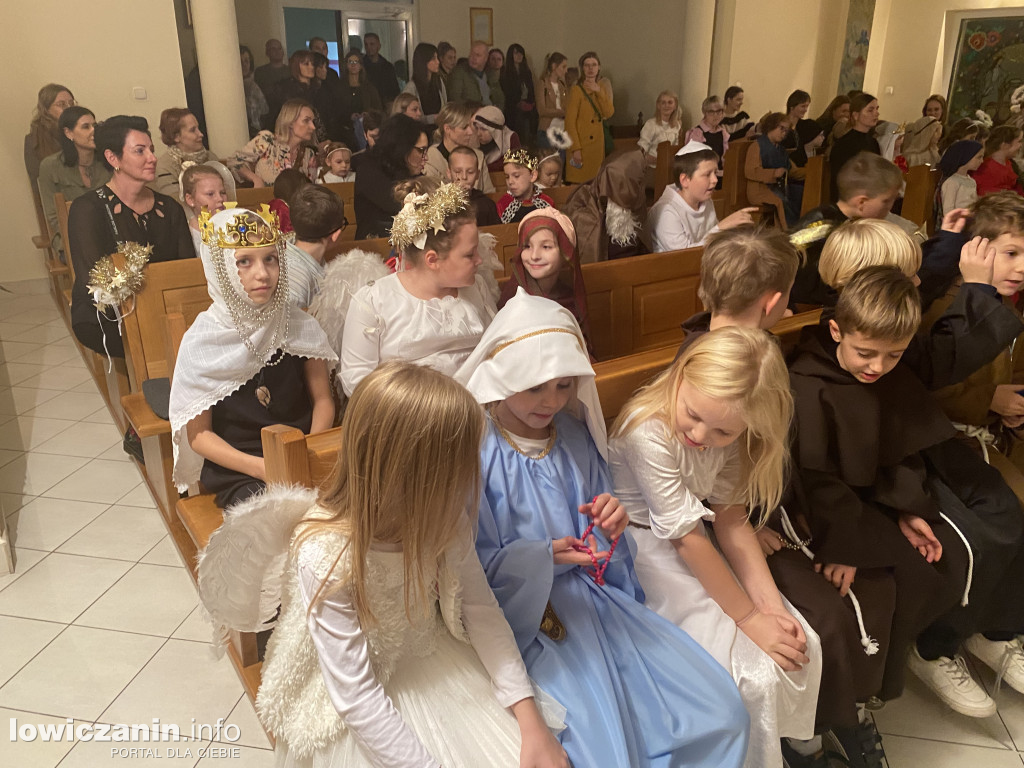 Bal Wszystkich Świętych w Szkole Pijarskiej  - pełen tańców, zabaw i pięknych strojów