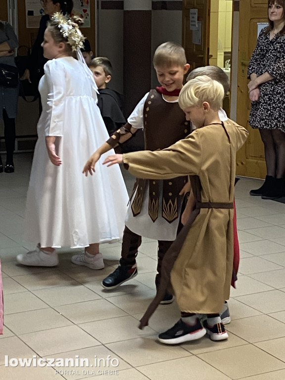 Bal Wszystkich Świętych w Szkole Pijarskiej  - pełen tańców, zabaw i pięknych strojów