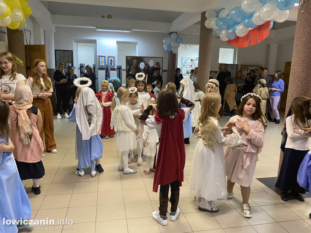 Bal Wszystkich Świętych w Szkole Pijarskiej  - pełen tańców, zabaw i pięknych strojów