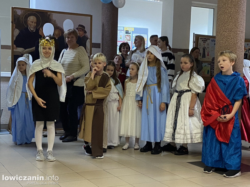 Bal Wszystkich Świętych w Szkole Pijarskiej  - pełen tańców, zabaw i pięknych strojów