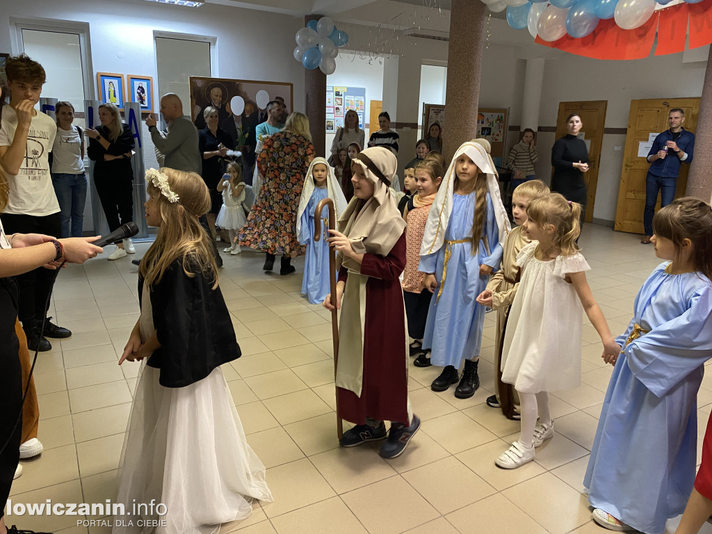Bal Wszystkich Świętych w Szkole Pijarskiej  - pełen tańców, zabaw i pięknych strojów