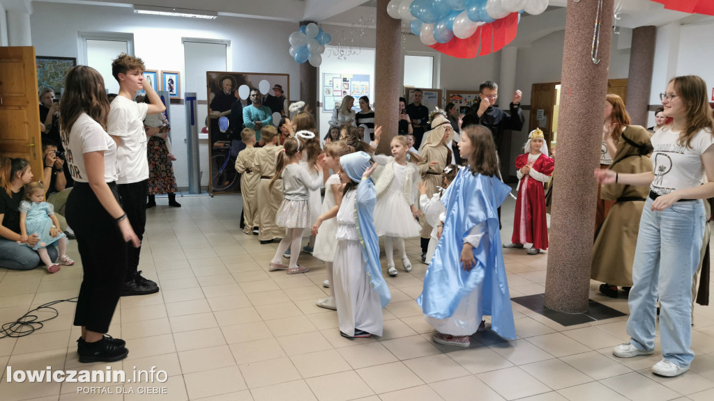 Bal Wszystkich Świętych w Szkole Pijarskiej  - pełen tańców, zabaw i pięknych strojów