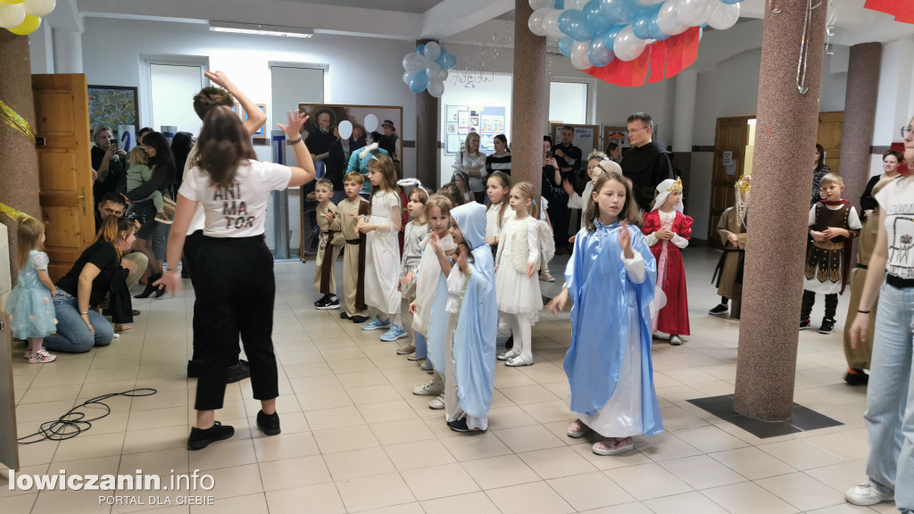 Bal Wszystkich Świętych w Szkole Pijarskiej  - pełen tańców, zabaw i pięknych strojów