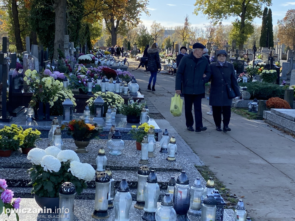 Dzień Zaduszny na łowickich cmentarzach