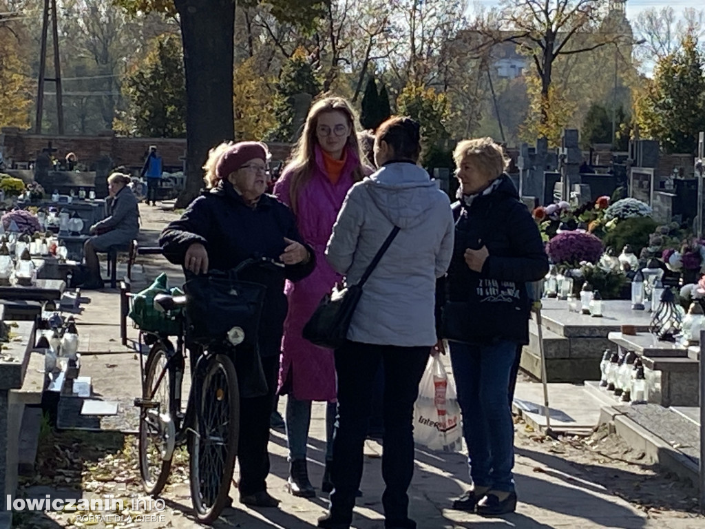 Dzień Zaduszny na łowickich cmentarzach