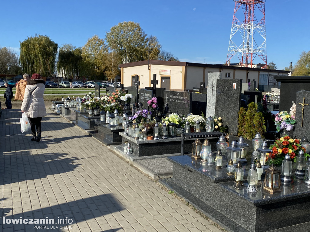 Dzień Zaduszny na łowickich cmentarzach