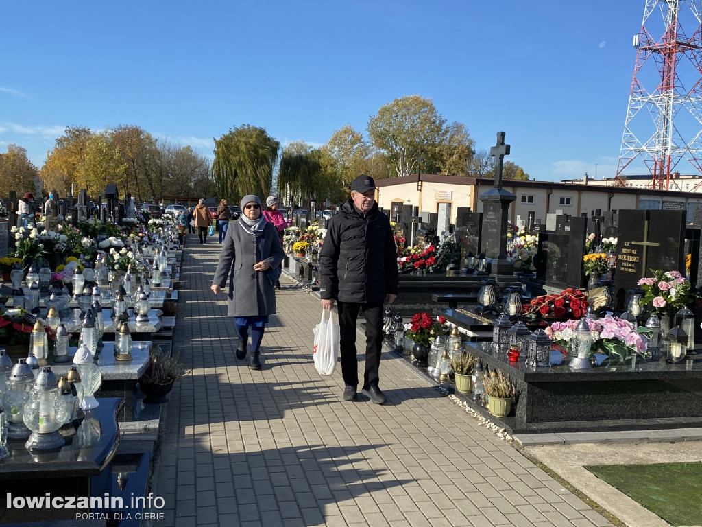 Dzień Zaduszny na łowickich cmentarzach