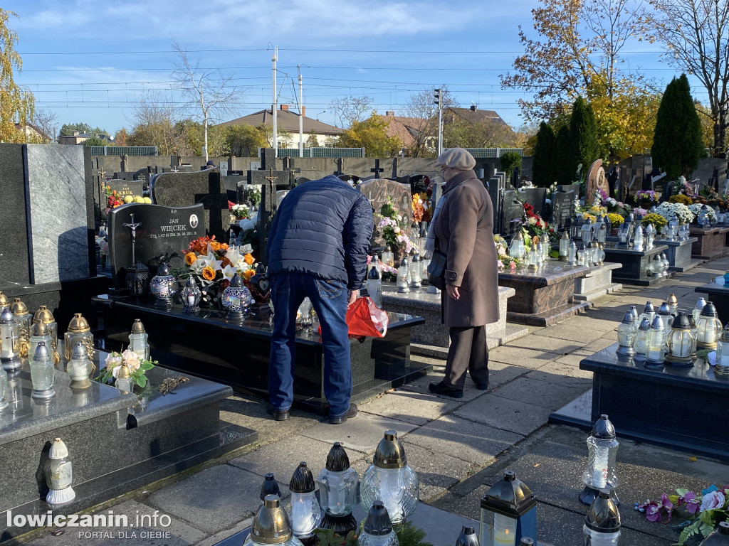 Dzień Zaduszny na łowickich cmentarzach
